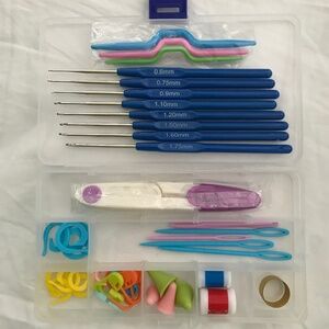 NEW Crochet Set Kit Beginner 8 Hooks 0.6mm to 1.75mm Amigurumi